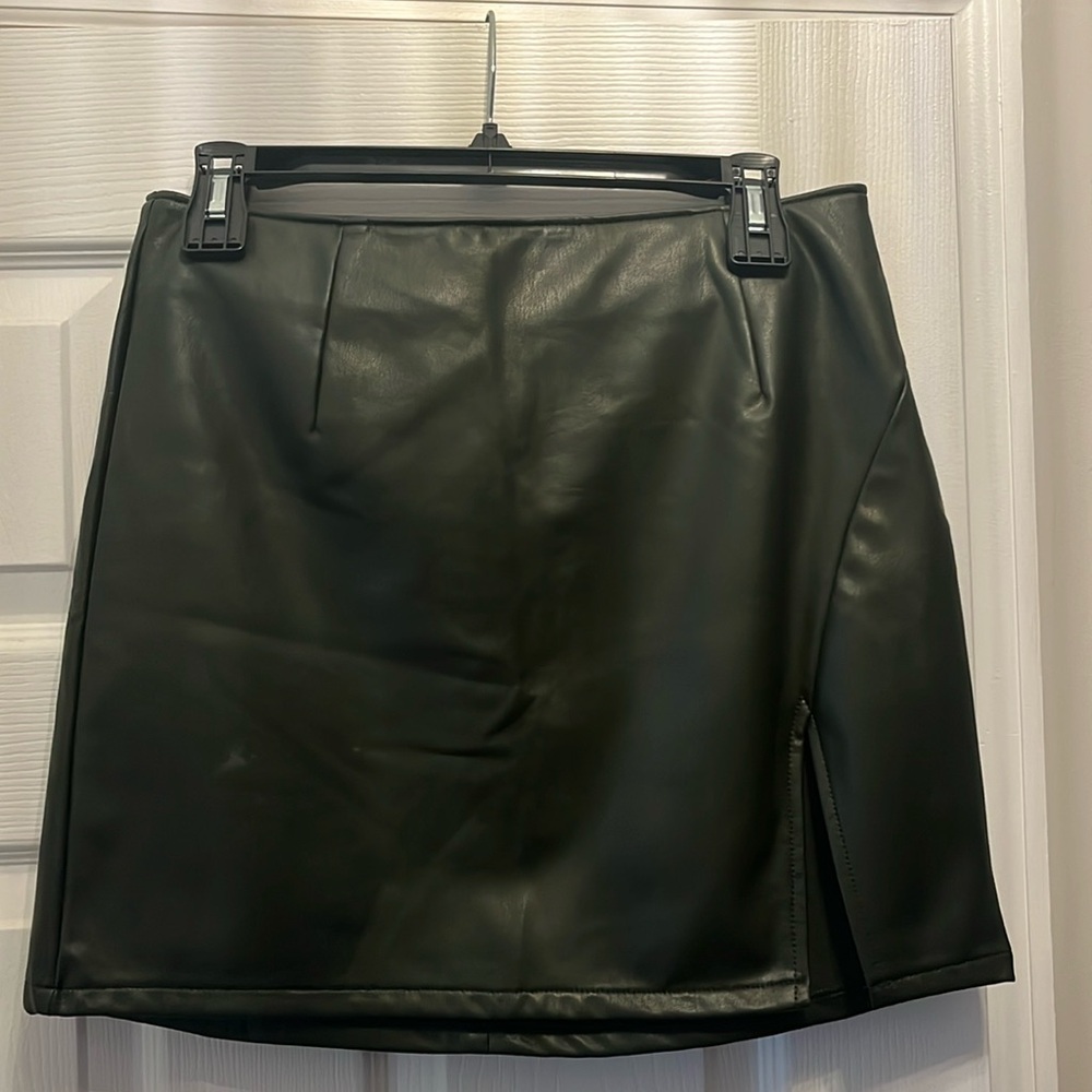 Rewash faux Leather green miniskirt size Medium, zipper in the back, front slit